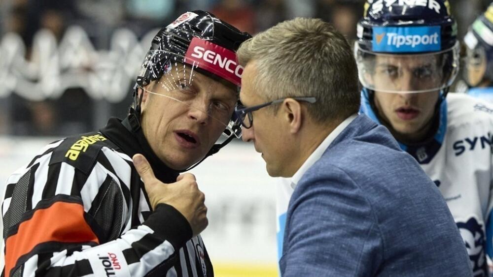 Jiří Kudrna v debatě se sudím Janem Hribikem, foto: www.hcbilitygri.cz